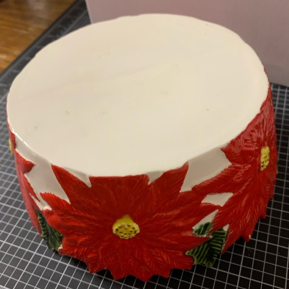 Vintage ceramic Christmas poinsettia bowl 8 x 3.25 with lid - Picture 5 of 5